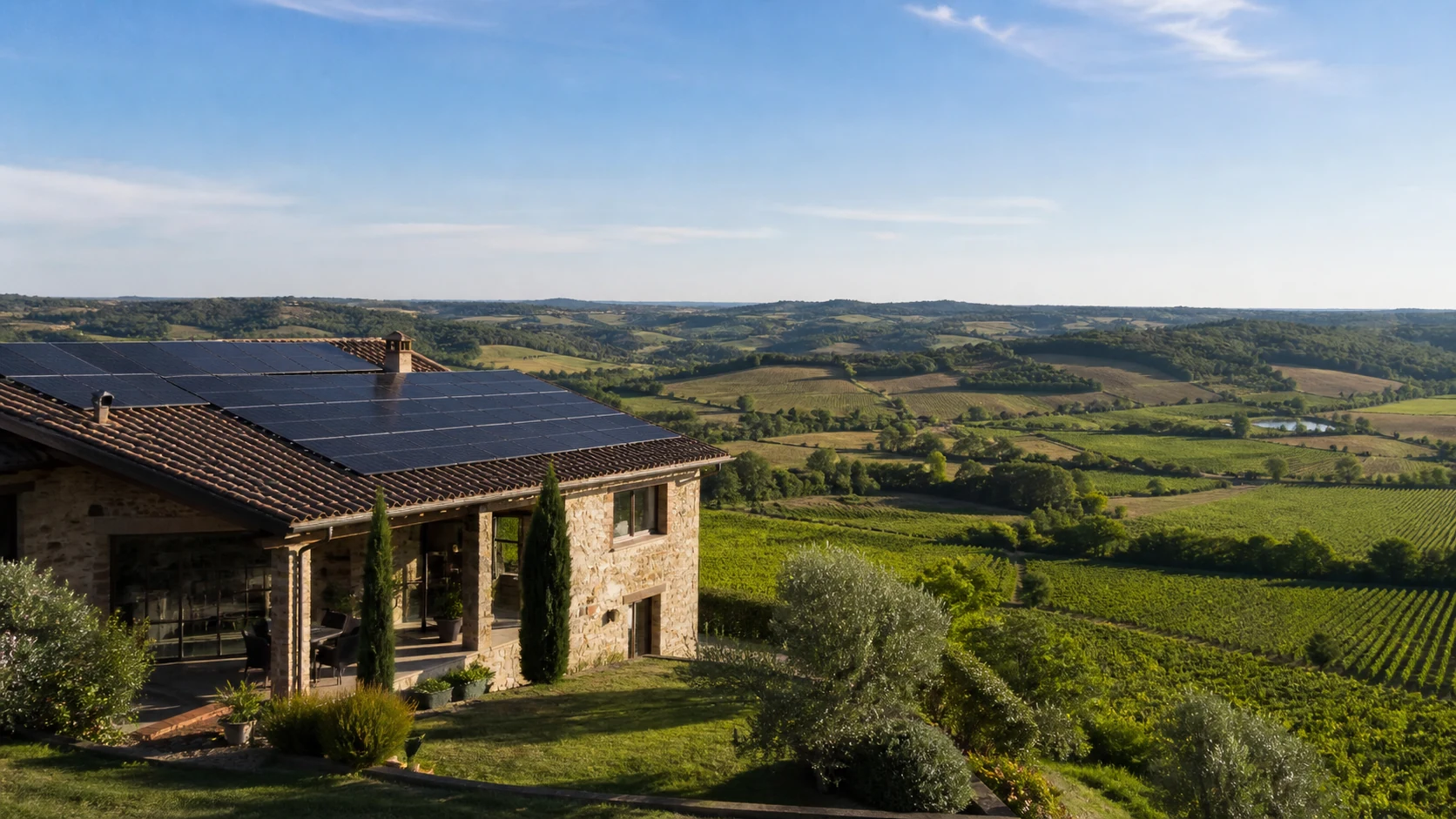 Maison équipée de panneaux solaires dominant les collines et vignes du Tarn